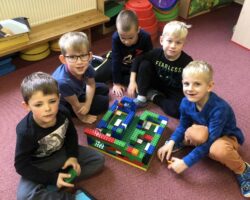 Děti si hrají na stavitele a architekty v rámci našich technických projektových dnů