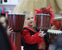 Děti bubnovaly jako čerti, užívaly si muzikoterapii