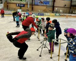 Předškoláci navštěvují školičku bruslení