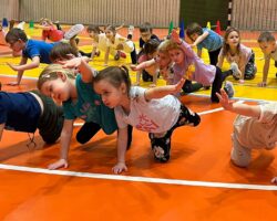 Cvičení ve sportovní hale se sokolem Pepíkem